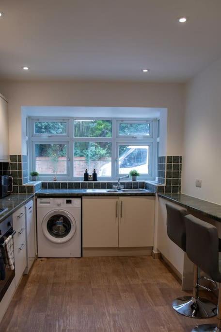 Spacious House In Brighton With Large Garden And Free Parking